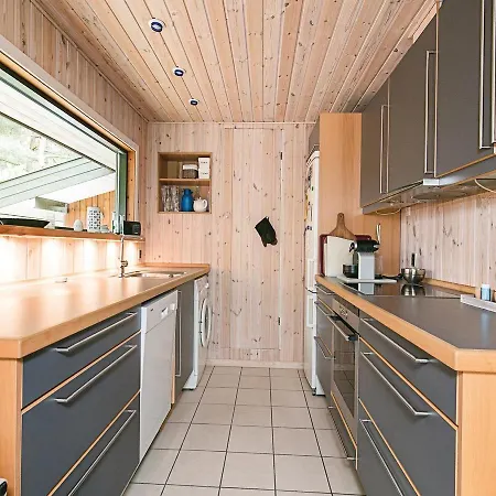 Three-bedroom Holiday In بيت للعطل Neksø