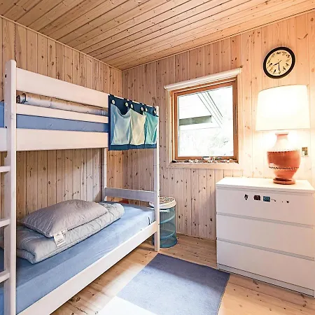 Three-bedroom Holiday In بيت للعطل Neksø