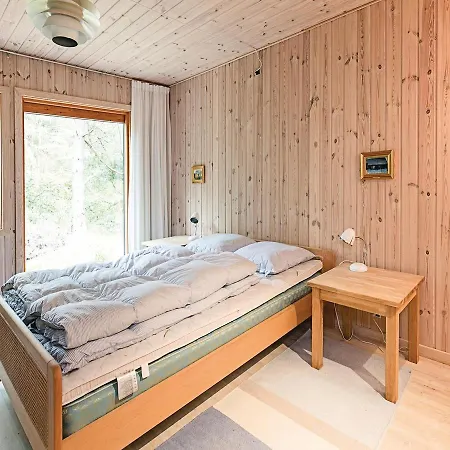 Three-bedroom Holiday In * Neksø